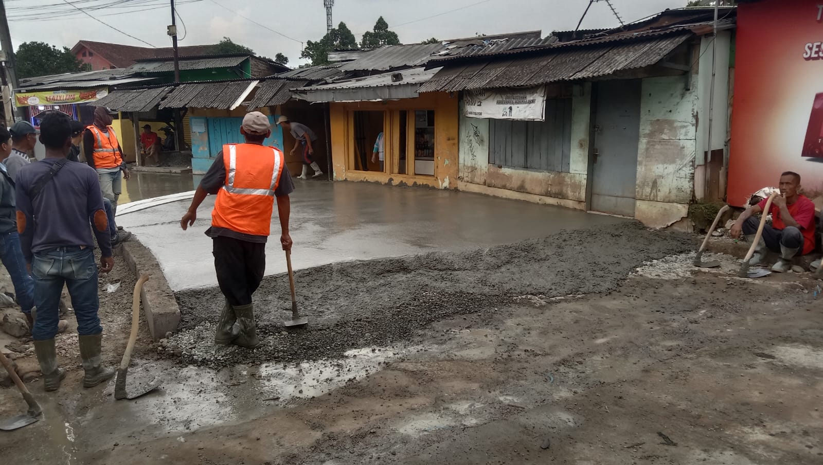 Bupati Bandung Respon Cepat Keluhan Warga, Jalan Sukabirus Kini Lebih Tinggi dan Bebas Banjir